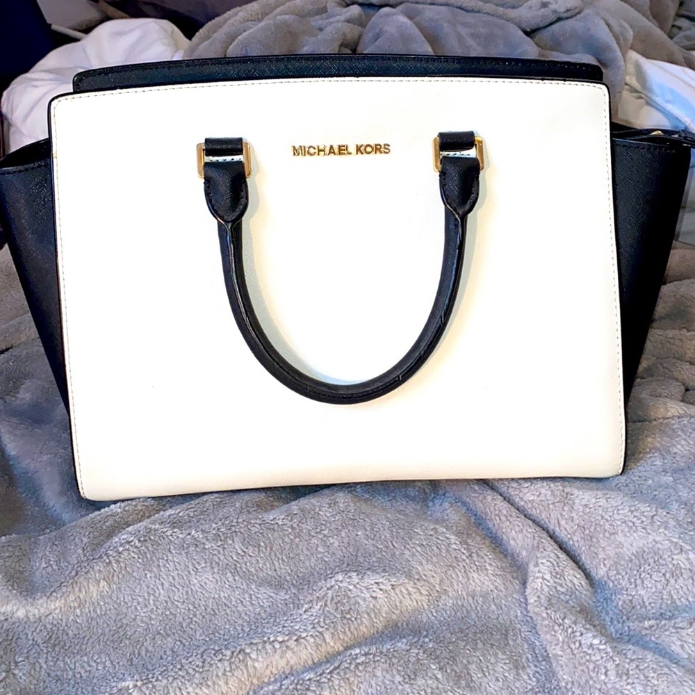 **EXCLUSIVE BAG** Michael Kors Authentic bag. White/Black beautiful bag